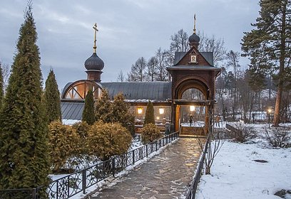 Купель в Саввино-Сторожевском монастыре — одно из самых популярных мест для крещенских купаний в Подмосковье