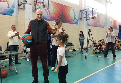 Дмитрий Голубков подарил баскетбольные мячи участникам турнира в Ершово