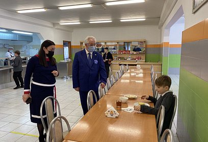 Одинцовские партийцы проверили организацию горячего питания в трех школах муниципалитета