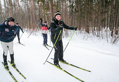 Андрей Иванов вместе со спортсменами-лыжниками Девятьяровыми протестировал новую трассу в парке «Малевича»