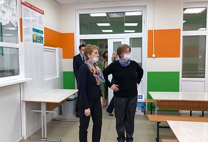 Лариса Лазутина проверила ремонт столовой в Звенигородской школе №2