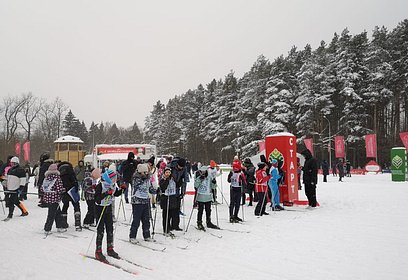 Единороссы поприветствовали участников Кубка Подмосковья по лыжным гонкам на призы Ларисы Лазутиной