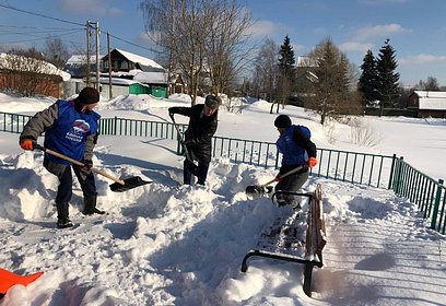 В деревне Солманово волонтеры очистили от снега детскую площадку и территорию памятника