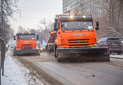 После ночного снегопада уборка дорог в Одинцовском округе ведется с 6 часов утра