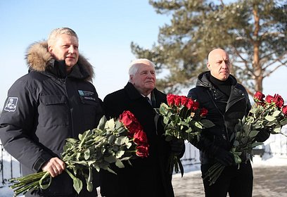 Андрей Иванов почтил память защитников Отечества у мемориала «Рубеж обороны 1941 года» в Аксиньино