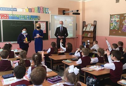 Партийцы подарили световозвращающие браслеты первоклассникам Звенигородских школ