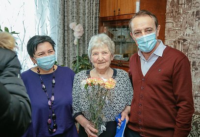 Одинцовские единороссы поздравили с днём рождения одну из старейших партийных активисток