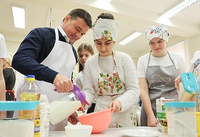 Ученики Лесногородской школы напекли блинов вместе с губернатором Подмосковья