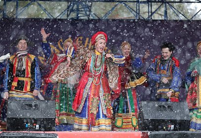 Надежда Бабкина и ее коллектив «Русская песня» выступили на Масленице в Захарово