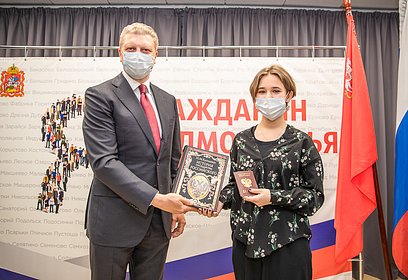 Глава Одинцовского округа вручил паспорта юным одинцовцам