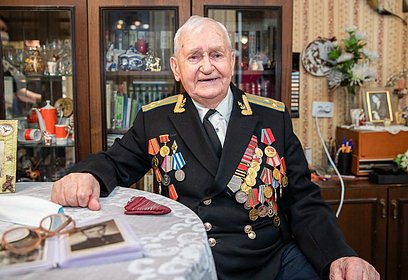 Ветерану Великой Отечественной войны вручили от главы муниципалитета Андрея Иванова новую газовую плиту