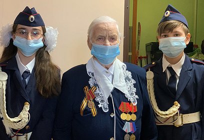 Сотрудники Одинцовского отдела ГИБДД поздравили ветерана с наступающим Днём Победы