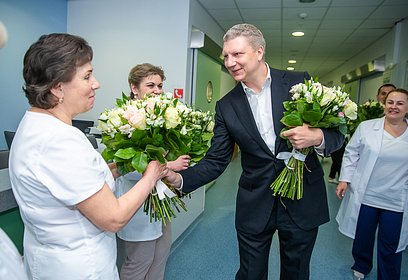 Андрей Иванов поздравил одинцовских акушерок с профессиональным праздником