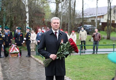 Андрей Иванов возложил цветы к мемориальному комплексу в Солманово