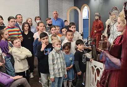 Партийцы поздравили с Днем защиты детей юных зрителей Театра Натальи Бондаревой в Одинцово