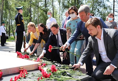 Подмосковные партийцы возложили цветы к Вечному огню в Одинцово