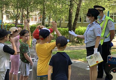 Воспитанники детского сада поздравили с предстоящим праздником сотрудников Одинцовской Госавтоинспекции