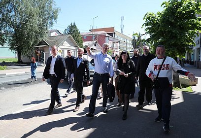 Андрей Иванов вместе с инициативными жителями посетил основные точки благоустройства в рамках проекта «Звенигород-Гостиный город»