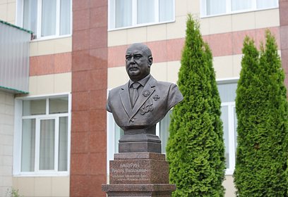 В Ершовском открыли памятник бывшему главе сельского поселения Виктору Бабурину