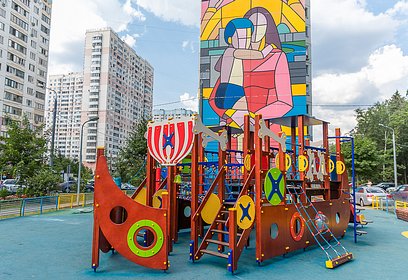 Андрей Иванов открыл детскую игровую площадку в Новой Трехгорке