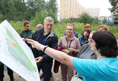 Андрей Иванов вместе с жителями обсудил концепцию благоустройства парка в Супонево
