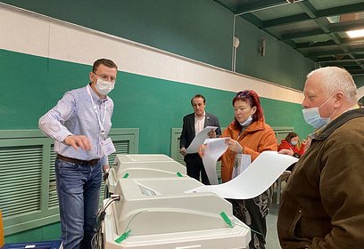 Одинцовские депутаты проверяют работу избирательных участков во второй день голосования