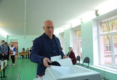 Денис Майданов проголосовал на участке в Одинцовской гимназии № 14