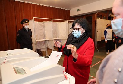Марина Юденич проголосовала на участке в поселке Сосны