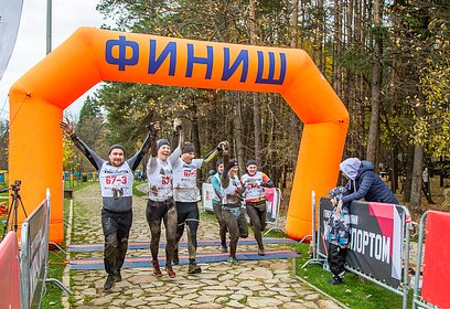 Двести команд приняли участие в 6-километровой гонке с препятствиями «Живу спортом» в Одинцово