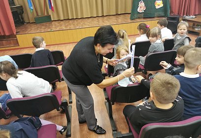 Партийцы вручили световозвращающие браслеты воспитанникам Шараповской школы