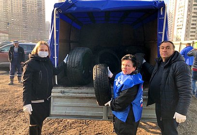 Одинцовские партийцы привезли старую оргтехнику и автомобильные покрышки на площадку «Мегабак»