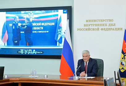 Владимир Колокольцев поздравил сотрудников органов внутренних дел, отличившихся при спасении погибавших, c высокими наградами
