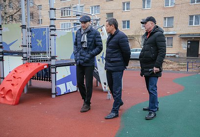 Дмитрий Голубков проверил качество новой детской площадки в посёлке санатория имени Герцена