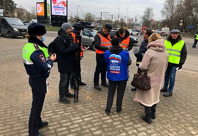 Одинцовские партийцы провели акцию «Засветись» вместе с инспекторами ГИБДД