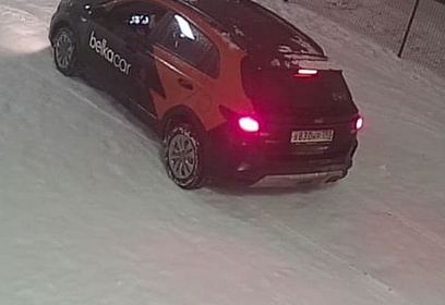 Автомобиль каршеринга, въехавший на территорию скейт-площадки на центральной площади Одинцово, установлен