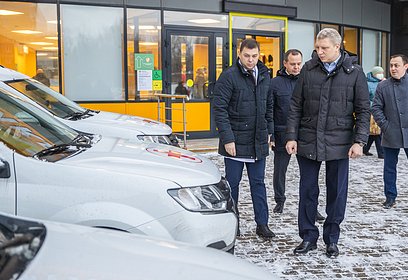Партийцы осмотрели новые автомобили Одинцовской областной больницы