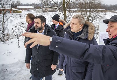 Андрей Иванов осмотрел площадку под строительство новых очистных сооружений в селе Каринское