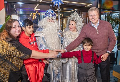 Андрей Иванов вручил новогодние подарки юным жителям Одинцово — братьям Мануку и Давиду Манукянам