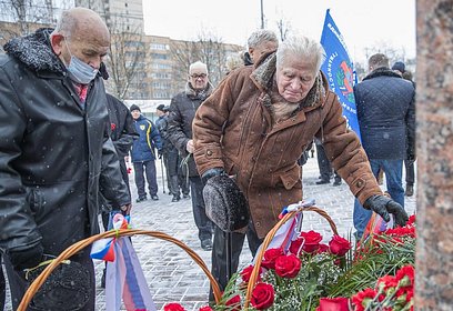 Андрей Иванов принял участие в возложении цветов к памятнику Георгию Жукову