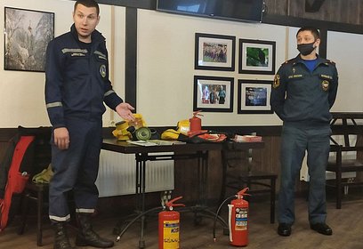 В Одинцовском округе сотрудники МЧС и спасатели Центра гражданской защиты провели профилактические беседы с работниками парков