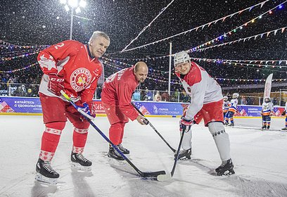 Команда «Легенды Хоккея» сразилась с одинцовскими спортсменами на катке в парке Малевича