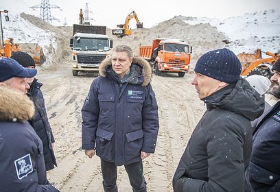 Более 300 самосвалов со снегом ежедневно завозят на пункт складирования в Одинцово