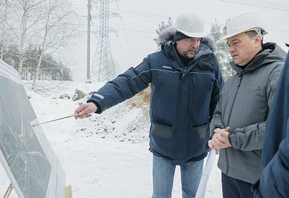 Андрей Воробьев проверил ход строительства нового путепровода через Рублево-Успенское шоссе