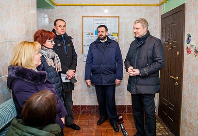 Андрей Иванов проверил качество выполненного ремонта подъездов дома № 17 в поселке Назарьево