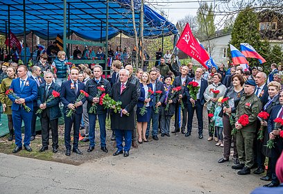 Денис Майданов, Лариса Лазутина и Дмитрий Голубков почтили память героев войны у памятника в Солманово