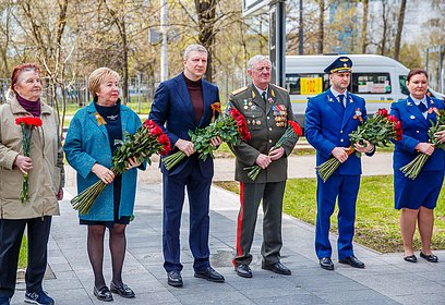 Глава Одинцовского округа возложил цветы к памятнику Маршала Неделина