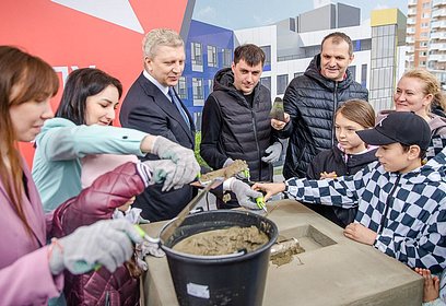 Андрей Иванов заложил капсулу времени на месте строительства новой школы в звенигородском микрорайоне Восточный