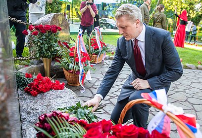 Андрей Иванов возложил цветы к мемориалу «Живые камни памяти и славы» в деревне Солманово