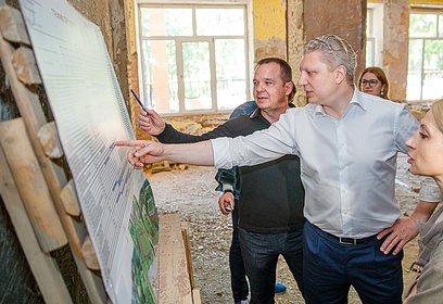 Ход капитального ремонта Введенской школы в Звенигороде проверил Андрей Иванов