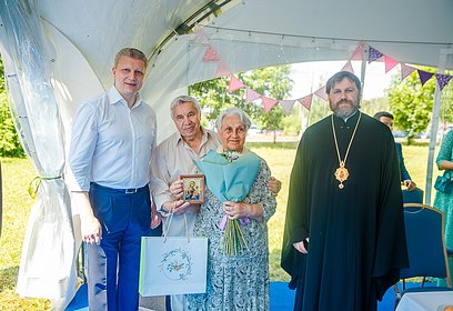 Глава Одинцовского округа поздравил юбиляров семейной жизни со Всероссийским днем семьи, любви и верности